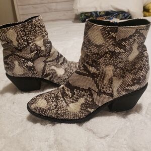 CATHERINE MALANDRINO SNEAKE BOOTIES SIZE :7 1/2